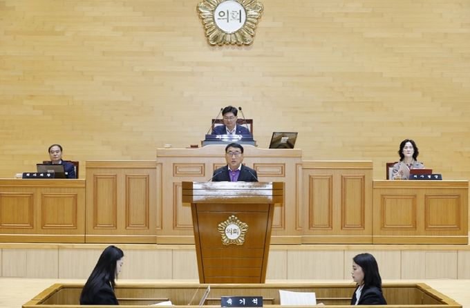 19일, 제332회 신안군의회 제2차 정례회에서 시정연설 중인 김대인 신안군수 권한대행