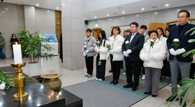 이정선 광주시교육감이 19일 광주학생독립운동기념관에서 광주를 방문한 중앙아시아 거주 독립운동가 후손들과 함께 헌화와 참배를 진행하고 있다. / 광주시교육청 제공