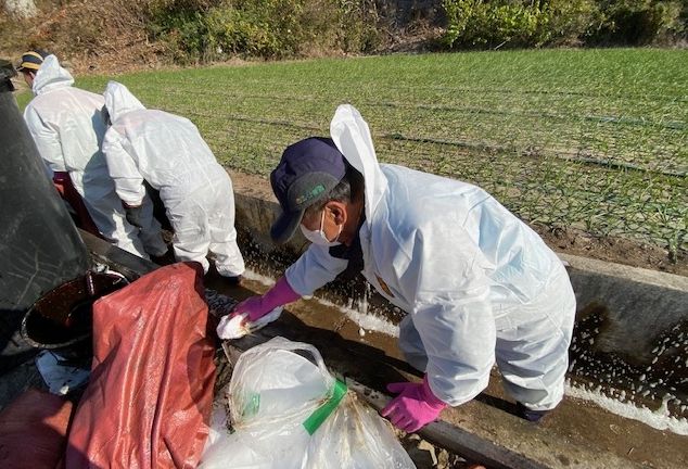 지난 17일 상주영천고속도로 연쇄 추돌사고로 인해 발생한 기름유출 현장에서 자율방재단이 신속한 대응 작업을 실시했다.