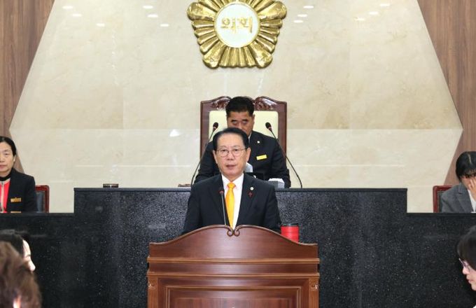 송인헌 군수가 21일 열린 제347회 괴산군의회 제2차 정례회에서 시정연설을 하고 있다.j