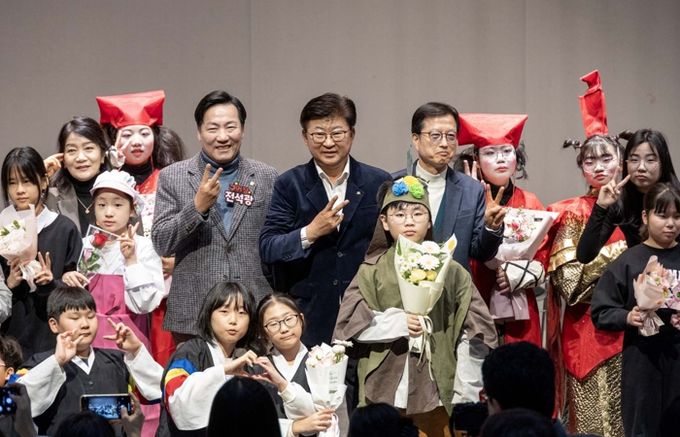 최충규 대덕문화관광재단 이사장(사진 두 번째 줄 왼쪽 네 번째)과 ‘2025 꿈의 극단 대전 대덕구’ 단원 및 관계자들이 정기공연을 마친 후 기념 촬영을 하고 있다.