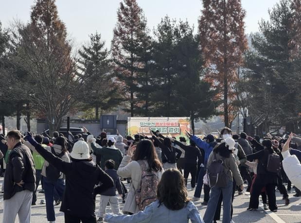 덕산온천 명상치유숲길 황토 둘레길 걷기 행사 모습