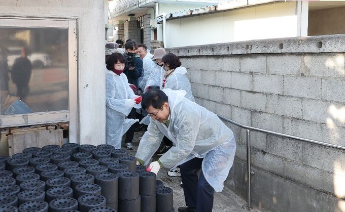 이상익 함평군수가 연탄 나눔 봉사 모습