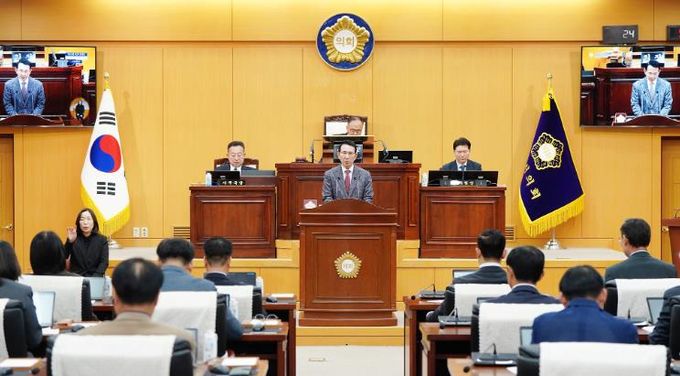 이완섭 서산시장이 25일 서산시의회 제2차 정례회에서 내년도 시정 운영 방향을 설명하는 모습