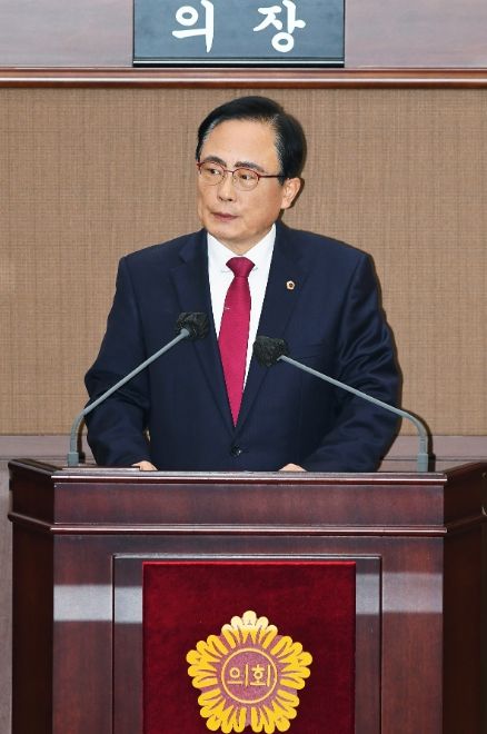 김형재 의원이 18일 열린 서울시의회 제333회 정례회 시정질문에서 서울시 교통실장을 상대로 질의를 하고 있다.