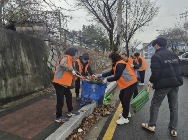 동두천시 생연1동, 통장협의회 낙엽 집중 청소로 깨끗한 마을 만들기 앞장