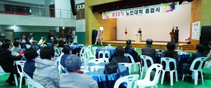 영천시는 26일 생활체육관에서 대한노인회 영천시지회 부설 노인대학이 ‘제30기 노인대학 졸업식’을 개최했다.