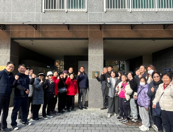 1. 26일 최광복 천안시 건설안전교통국장이 효성해링턴플레이스 스마일시티 아파트 관계자에게 우수 어린이놀이시설 인증서와 인증판을 수여하고 있다.