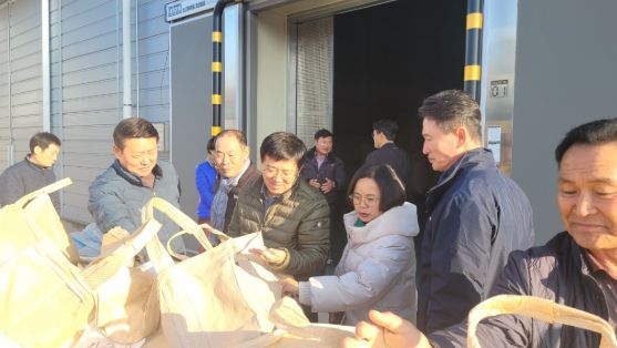 이호범 화순 부군수가 26일 사평육묘장을 직접 방문해 2025년산 공공비축미곡 매입 상황을 점검하고, 농업인들을 격려했다.