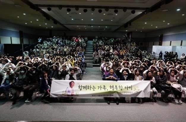 이승로 성북구청장(앞줄 오른쪽 일곱 번째)과 참석자들이 기념 촬영을 하고 있다