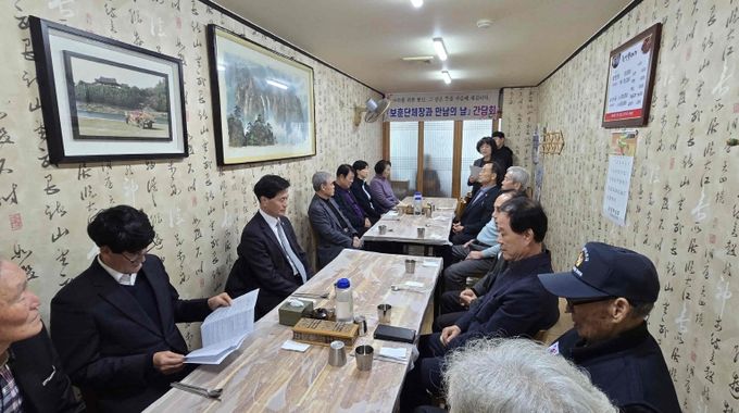 밀양시 보훈 단체장 오찬 간담회에 참석한 보훈 단체 관계자들이 의견을 나누고 있다.