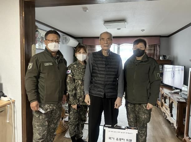 여성예비군소대 국가유공자 위문품 전달 모습