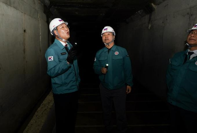 해빙기 안전 점검에 나선 정문헌 구청장의 모습