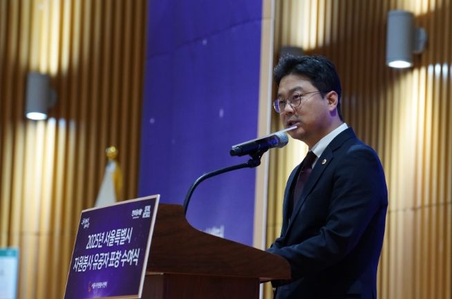 '2025년 자원봉사 유공자 표창 수여식'에서 축사하는 장태용 행정자치위원장
