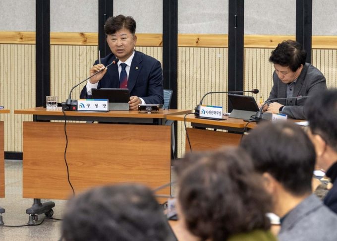 최충규 대덕구청장이 3일 구청 대회의실에서 열린 확대간부회의에서 당부의 말을 전하고 있다.