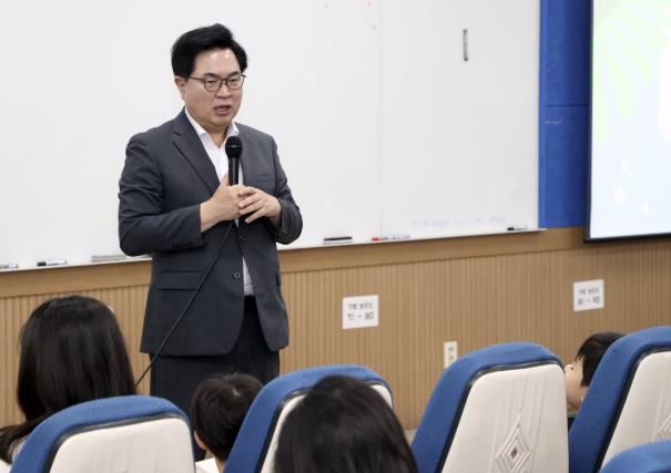 박일하 동작구청장이 지난 7월 숭실대학교에서 열린 ‘여름방학 동작형 리스닝 영어캠프’에 참석해 인사말을 하고 있다.