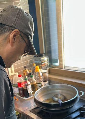 청양군 관계기관 합동점검에서 취약시설 안전 점검(전기설비, 가스설비, 소방시설)을 진행하는 모습