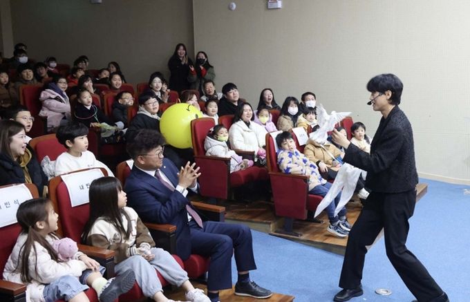 최충규 대덕구청장(사진 첫 번째 줄 왼쪽 세 번째)과 지역 어린이들이 6일 대덕구 안산도서관에서 열린 지역 주민을 위한 가족공연 ‘미래를 준비하는 첫걸음, AI 매직쇼’를 관람하고 있다.