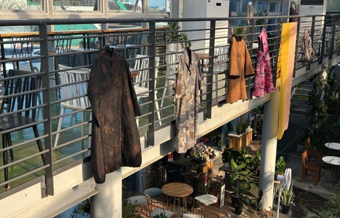 포항시천연염색연구회가 지난 5일부터 7일까지 사흘간 포항시 산림조합 2층 전시장에서 진행한 ‘겨울속에 물드는 천연염색, 눈꽃으로 물들다’ 전시회가 시민들의 큰 관심 속에 성공적으로 마무리됐다.