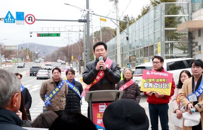 이상일 용인특례시장은 6일 오전 수지구 성복동 일대에서 수지연대 주관으로 열린 ‘경기남부광역철도 조기 착공 촉구 걷기대회’에 참석했다.