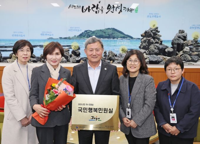 ‘국민행복민원실’ 현판 전달 기념식