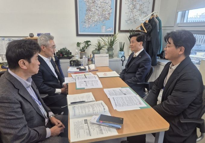 밀양시 관계자들이 8일 기획재정부 총사업비관리과를 방문해 주요 현안 사업을 건의하고 있다.