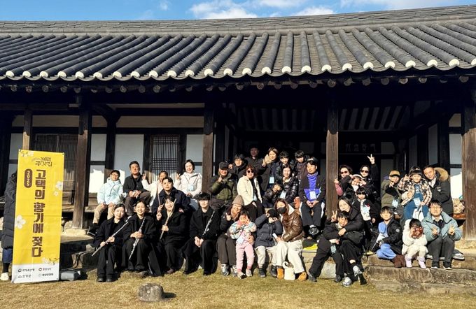 공연자와 단체사진