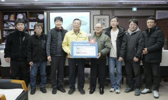 사진 왼쪽부터 김동위, 최병주, 함대정, 가세로 군수, 김승준 회장, 김선일, 경승호, 정광훈.