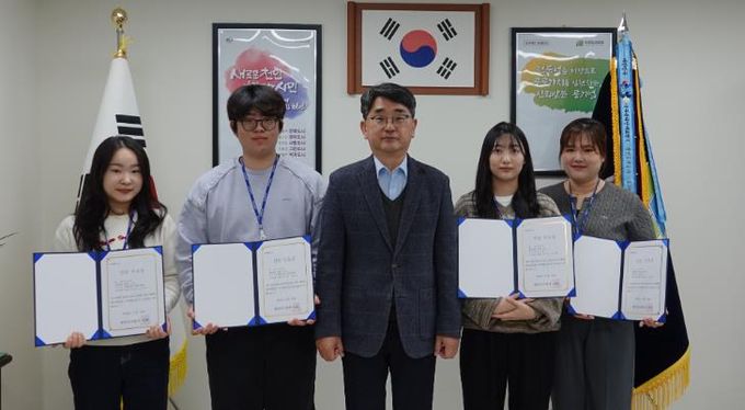 천안도시공사 1기 체험형 인턴이 활동을 마치고 수료증을 받고 있다.