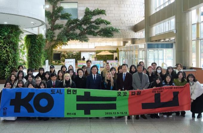 김석필 천안시장 권한대행 부시장이 9일 시청 로비에서 열린 ‘2025 지역개발 공공디자인 연구용역’ 최종보고회 연구 성과 전시를 둘러보고 있다.