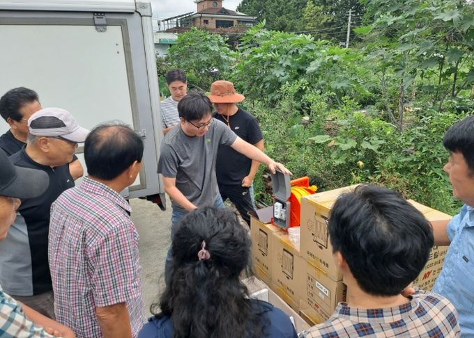 농업인들에게 농작업 안전편이장비 컨설팅을 하고 있다.