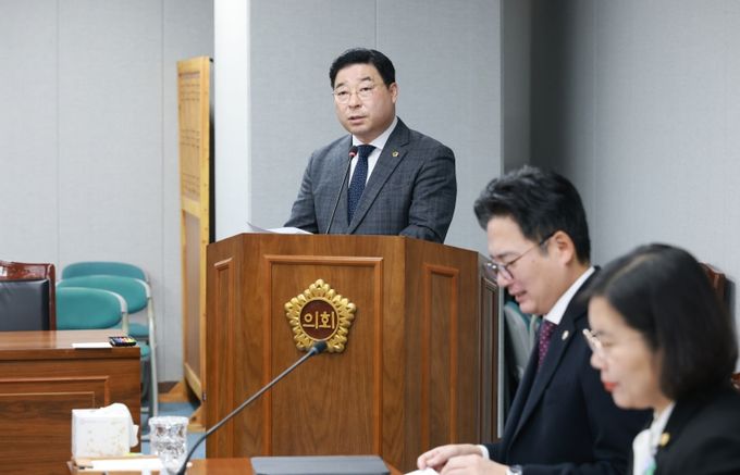 신민호 의원(순천6, 더불어민주당)이 9일 운영위원회에서 ‘순천 신대·선월지구 개발이익 환수 특별위원회 구성 결의안’ 제안설명을 하고 있다.