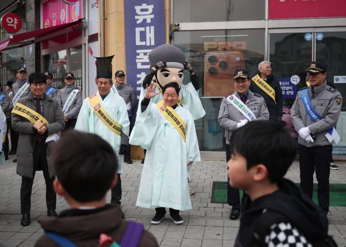남양주시 다산2동에서 펼쳐진 민·관·경·학 아동 안전 캠페인 …정약용·포돌이 총출동