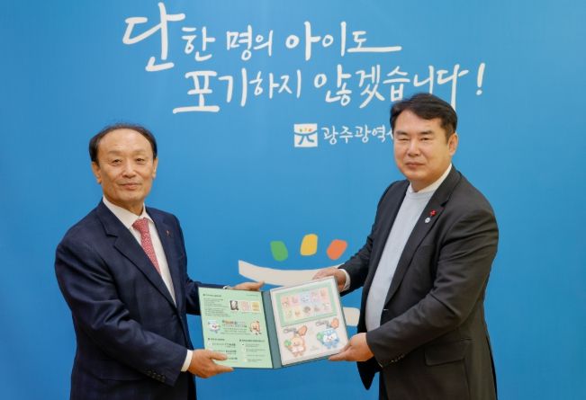 이정선 광주시교육감(오른쪽)이 10일 광주시교육청 교육감실에서 대한결핵협회 광주·전남지부 주영화 지회장(왼쪽)으로부터 크리스마스씰을 전달받고 있다.