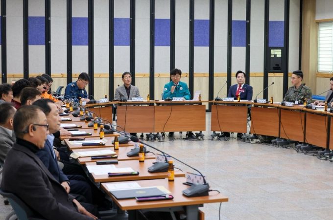 최충규 대덕구청장과 대덕구의회 의장, 제1970부대 1대대장, 대덕경찰서장, 대덕소방서장 유관 기관장들이 10일 구청 대회의실에서 ‘2025년 4분기 통합방위협의회’를 열고 지역 안보 태세를 점검하고 있다.