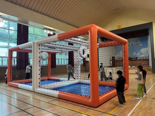 남양초등학교에서 드론 축구 수업을 진행하고 있다.