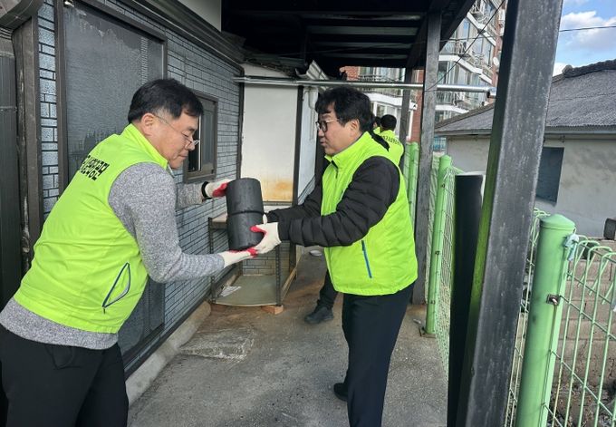 강화군 시설관리공단, “사랑의 연탄 함께 나눠요!”