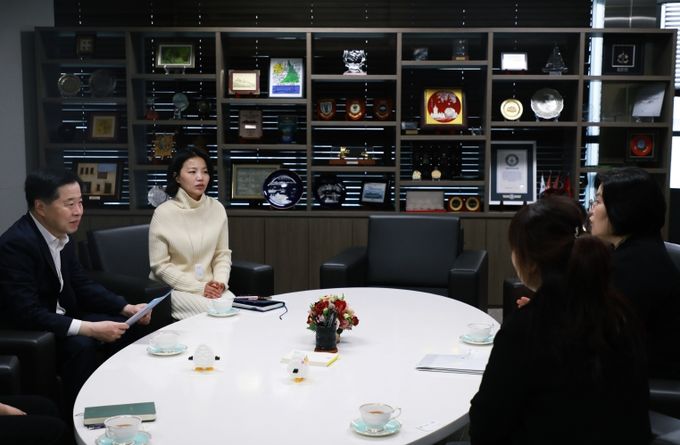 인천항만공사 이경규 사장이 한국백혈병소아암협회 경인지회 이주영 사무국장과 기부 관련 논의를 하고 있다