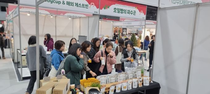 관람객들이 한부각을 시식하고 있다