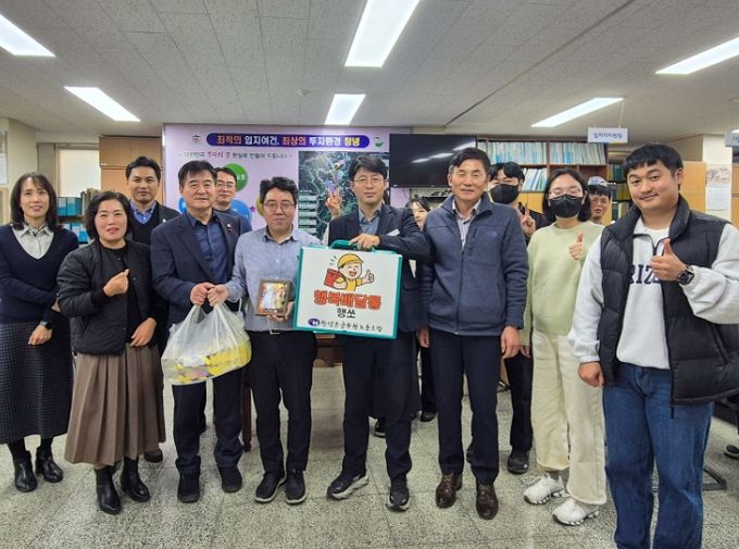 창녕군공무원노동조합 위원장이 박희진 주무관에게 행복배달통을 전달하고 있다.