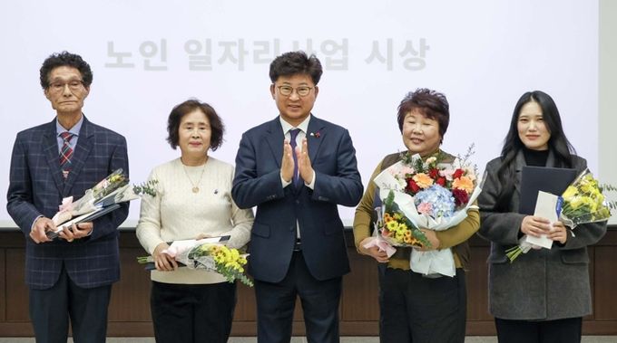 최충규 대덕구청장(사진 가운데)과 대덕구시니어클럽 노인일자리 우수 참여자 어르신 및 직원들이 12일 구청 청렴관에서 열린 해단식에서 표창 수여식 후 기념 촬영을 하고 있다.