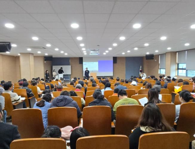 밀양시농업기술센터 교육관에서 열린 계절근로자 결혼이민자 가족초청 사전교육 모습