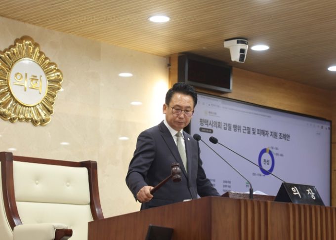 제259회 제2차 정례회 제2차 본회의에서 타봉하는 강정구의장