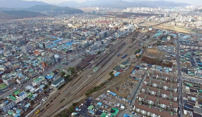 도시재생 후보지로 선정된 옛 경주역 부지 전경. 철도 이전 이후 장기간 활용되지 못했던 폐역 부지가 국가 주도 도시재생 시범지구로 탈바꿈할 수 있을지 주목된다.
