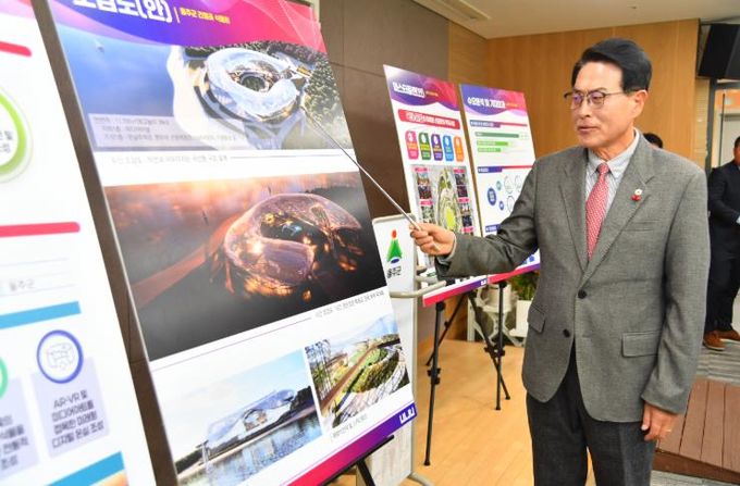 울산 울주군이 16일 군청 프레스센터에서 간절곶 식물원 건립사업에 대한 언론브리핑을 개최한 가운데 이순걸 울주군수가 사업 개요 및 향후 계획에 대해 설명하고 있다.