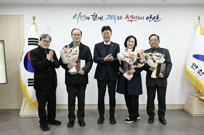 이민근 안산시장(가운데)이 16일 안산시청에서 사회복지시설 퇴직자들을 대상으로 감사패를 수여하고 함께 기념촬영을 하고 있다.