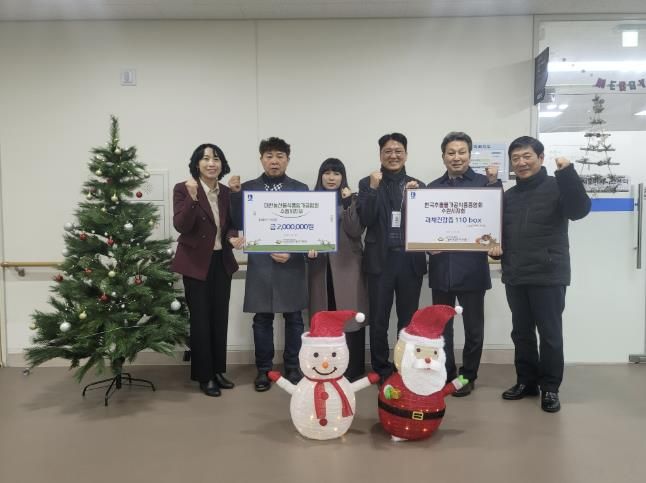 전달식 후 한국추출가공식품업중앙회경기도지부 수원시지회, 대한농산물식품임가공업연합회 수원시지부, 수원시 관계자가 함께하고 있다.