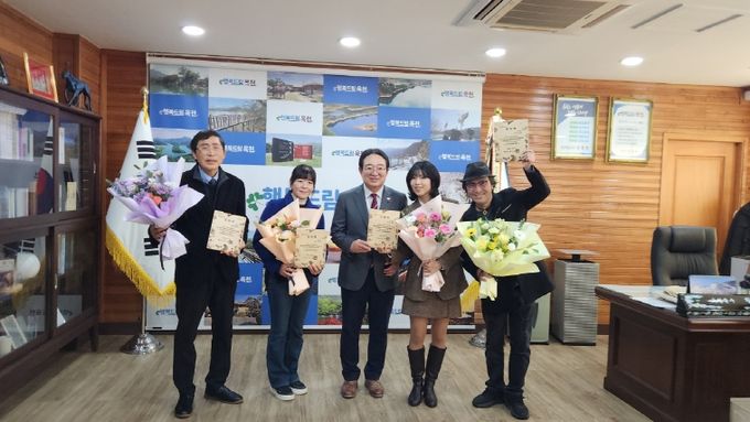 옥천군, 제2회 옥천전국연극제 성공 개최 공로자 군수표창 수여2(왼쪽부터 극단'향수' 이종서대표, 극단'토' 주성환대표 대리인, 홍보대사 정예원, 홍보대사 안석환)