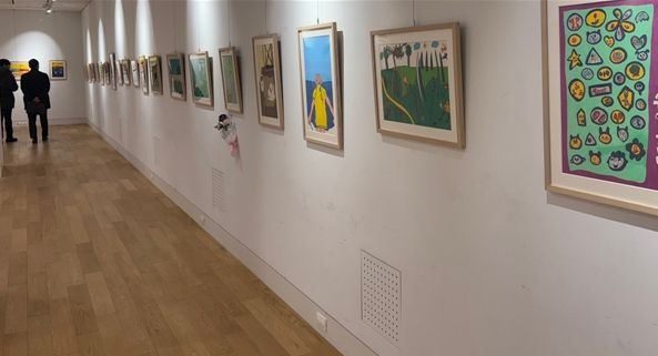 인천장애인종합복지관과 혜원의료재단 세종병원이 함께 준비한 전시회 ‘세종 온(溫) 세상을 그리다: 함께 나누는 희망’이 열린 지난 9일 관람객이 작품을 감상하고 있다.