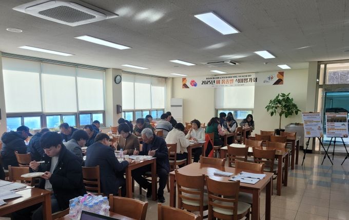 1. 천안시농업기술센터가 벼 품종 개발을 위한 식미평가회를 진행하고 있다.